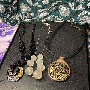 Elegant Black and Gold Pendant Necklace